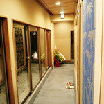 嵐山MITATE - 廊下。ここで靴を脱いで個室へ。