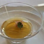 エグリーズ・ドゥ・葉山庵 - アミューズ・カリフラワームースの上に生ハムを乗せて、その上に「コンソメゼリー」をかけた「アミューズ」は、かなり１皿目としてインパクト有り！