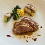 エグリーズ・ドゥ・葉山庵 - 鴨胸肉をスモークしてからローストして、ソースは洋梨と木苺のソース風味に胡桃オイルで味付けです。季節の野菜は薩摩芋のグラタン、カリフラワー、ブロッコリー、菜の花の葉