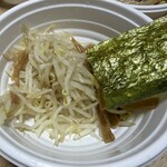 油そば 春日亭 - 全部乗せの乗り切らない具