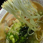 鳥勝 - 麺は細麺ストレート。硬麺が標準なのが下松牛骨ラーメンの掟ｗｗ