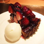ビストロ ラ・シブレット - 苺のタルト マール酒のアイスクリーム添え(980円)