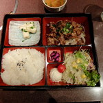 肉処 倉 - 本日の日替ランチ（牛カルビの炙り焼） 930円