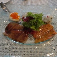 唐草館 - イクラ　タラ　エビのタルタル　カンパチのバルサミコソース　サーモンのマスタードソース