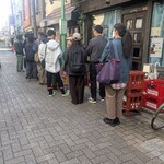 スペキエ - 食べ終わってお店を出たら、行列ができていました