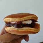 やまり菓子舗 - けっこう分厚くてバターもデカイ！