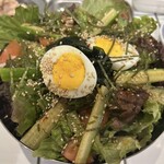 ホルモン焼肉 天竜 高円寺 - 「チョレギサラダ」2人前です。めっちゃボリュームがあります。私はご飯を控えているので、ご飯代わりにお肉と一緒に食べます。でも途中でなくなります。味付けが控えめなので、焼肉の邪魔になりません。