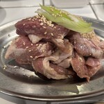 ホルモン焼肉 天竜 - 「豚ハラミ」2人前です。お店のタレ（薬味どっさり）で食べるととても美味しいです。ハラミ特有のあっさりで脂を感じる肉質にタレがピッタリです。