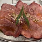 ホルモン焼肉 天竜 高円寺 - 「牛タン塩」2人前です。この時点でで味付け（塩レモン？）が施されており、焼いて何も付けずに食べられます。とっても好きです。