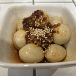 ホルモン焼肉 天竜 - 「うずらヤミツキ」です。口に入れるとうずらの濃厚な黄身の甘みと、少し辛いタレが絡み合って何とも言えない味となります。箸休めにピッタリです。焼いても美味しいかも。