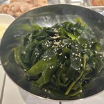 ホルモン焼肉 天竜 - 「澄美子のわかめポン酢」2人前です。何時も頼みます。わかめのクニュクニュ感とポン酢のあっさり感がとても合っていますが、これにマヨの濃厚さが加わると絶品です。澄美子さんありがとうございます。