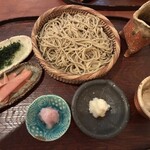 そばきり 日曜庵 - おろし蕎麦　白いのが辛いおろし、ピンク色がおろし。カツオチップとのりも美味しかったそうです。