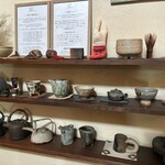 そばきり 日曜庵 - お店入ってすぐの食器