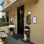 そばきり 日曜庵 - 記帳してベンチに座る