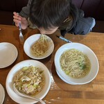 ふくろう - ガツガツ食べる我が子