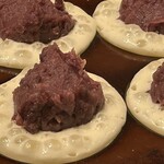 御座候 - 料理写真:ふつふつと空気が出てくる生地の上には餡子がたっぷり