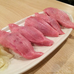 魚仁 - 中トロ寿司：大トロの間違いかと思うくらい