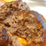 レストラン アイリス - 半分に割るとお肉が詰まっていて肉汁たっぷり♡歯ごたえのある美味しいハンバーグです