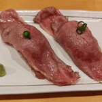 大衆沖縄料理 島酒場ワタリ - 宮古牛炙り寿司。