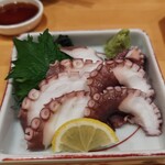 大衆沖縄料理 島酒場ワタリ - タコ刺し。一年中は食せない１品。