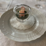 マダム・トキ - 北海道産甘エビとカリフラワーのムース、コンソメジュレ