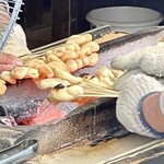 あぶり餅 本家 根元 かざりや - ベテランの職人さんが手早く　真心を1つ1つ注入して　焼く　焼く　焼く