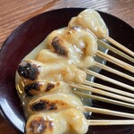 あぶり餅 本家 根元 かざりや - 食の神様に呼ばれた者しか味わえない京都名物"あぶり餅" 白味噌が何とも言えないハーモニーを奏でる