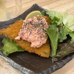 酒場魚と鶏ヤロー - アジフライは1尾ずつオーダーできるのが嬉しい！サイズが大きいことに加えて、玉子入りのオーロラソースがめちゃたっぷり！1尾税込で329円也！