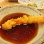 Tempura Fuji - 天つゆは福岡の「だるま」や「ひらお」に比べるとやや薄味の天つゆ、味が物足りない方は塩で食べても良いかもです。
      