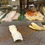 Sushi Naka - ネタケースにはおいしそうなものが満杯