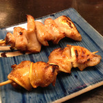 北新地たゆたゆ - 手前から、ノドブエ（喉軟骨）とガツ（胃袋）。どちらもそれぞれの歯ごたえがあり、人気メニュー。