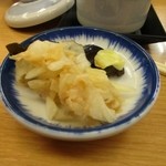 Tempura Fuji - お漬物等はテーブルの上に置かれてるから自分で適量をいただきご飯とお味噌汁を待ちました。
      