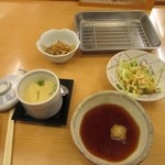 Tempura Fuji - 最初にごぼうとおからの小鉢とサラダと天つゆそして茶碗蒸しが運ばれてきました、６７０円で茶碗蒸しまでセットになってるとはちょっとビックリです。