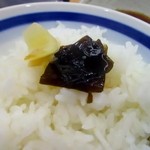 Tempura Fuji - ご飯とお味噌汁がカウンターに運ばれたらお漬物でご飯を口に運びランチのスタートです。
      