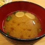 Tempura Fuji - ご飯と一緒に運ばれたお味噌汁にはワカメと一緒に可愛らしい麩が入ってました。
      