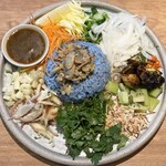 CHOMPOO - アサリとキウイ、芽キャベツのカオヤム 蕗味噌のソース