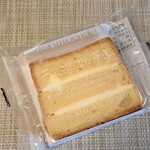 ツマガリ - 表面にグレーズ、バタークリームをサンドしたケーキで美味しいです！フランクフルタークーヘンに少し近い感じ