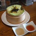 串兵衛 - お通しのキャベツのせいろ蒸し