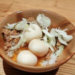 地鶏らぼ - そぼろ卵ごはん 黄身くずし、鶉、ねぎ