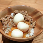 地鶏らぼ - そぼろ卵ごはん 黄身くずし、鶉