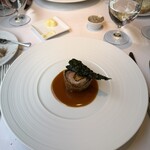 フランス料理 ル・クール - 5皿目
シェフが仕留めた雉とフォアグラのパイ包み、アルビュフェラソース、黒キャベツのチップ。