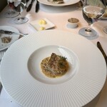 フランス料理 ル・クール - 4皿目
甘鯛のポワレ、 デュグレレソース、里芋と蓮根のギャレット。
