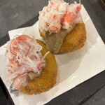 大衆酒場 ミチシルベ - 【贅沢！蟹クリームコロッケ】カニ味噌ソースと蟹の身がのってる
