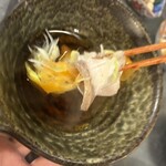 大衆酒場 ミチシルベ - 【ブリしゃぶ②】ブリに野菜を巻いて食べる