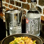 居酒屋 磚瓦橫丁 - 正宗芋燒酎「岐阜縣民 鶏ちゃん」
                      　　杯價850日圓
                      　　這款燒酎是在岐阜縣下呂市的高木酒造（奧飛驒酒造）製造，專為鶏ちゃん而開發。
                      為了不損害鶏ちゃん的濃郁風味，雖然是芋燒酎，但卻幾乎沒有芋頭的氣味，口感柔和，味道圓潤。