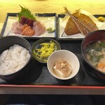 鮨幸 - ランチにも頼める人気の定食。ご飯少なめに変更。この日のお刺身は、マグロの赤身、甘鯛、黒鯛、サーモンでした。あら汁のボリューム良き！アジフライは骨までパリパリ食べられて面白かった‥初食感！