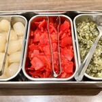 元町チキンカレーのお店 パルフェ - 一番右は多分きゅうりのピクルス
