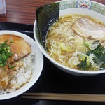 釈迦堂パーキングエリア（下り線）スナックコーナー - 醤油ラーメン580円+ミニ叉焼丼300円＝880円