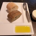 CORK - 自家製パン2種(オリーブオイル、たっぷりのホイップバター付)
      =プレーン＆ヨモギのバケット