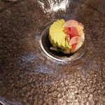 CORK - 前菜1.
                                =ヤリイカとエンドウ豆のサラダ＆扇形グリーンピースムース